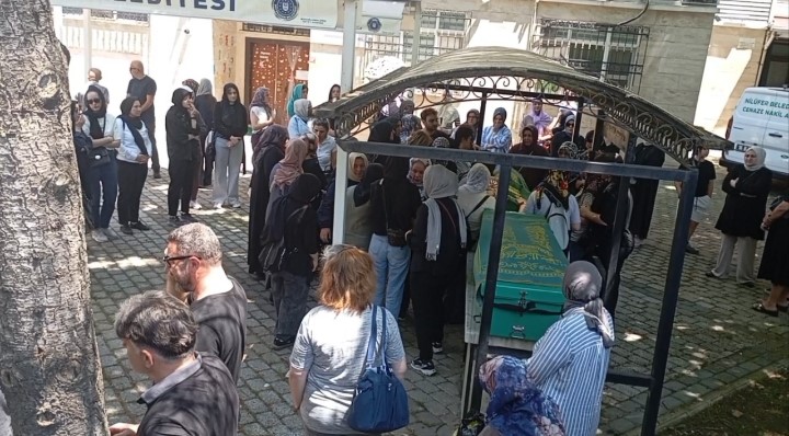 Bursa’nın Nilüfer ilçesinde yaklaşan Kurban Bayramı öncesi evinde temizlik yapan