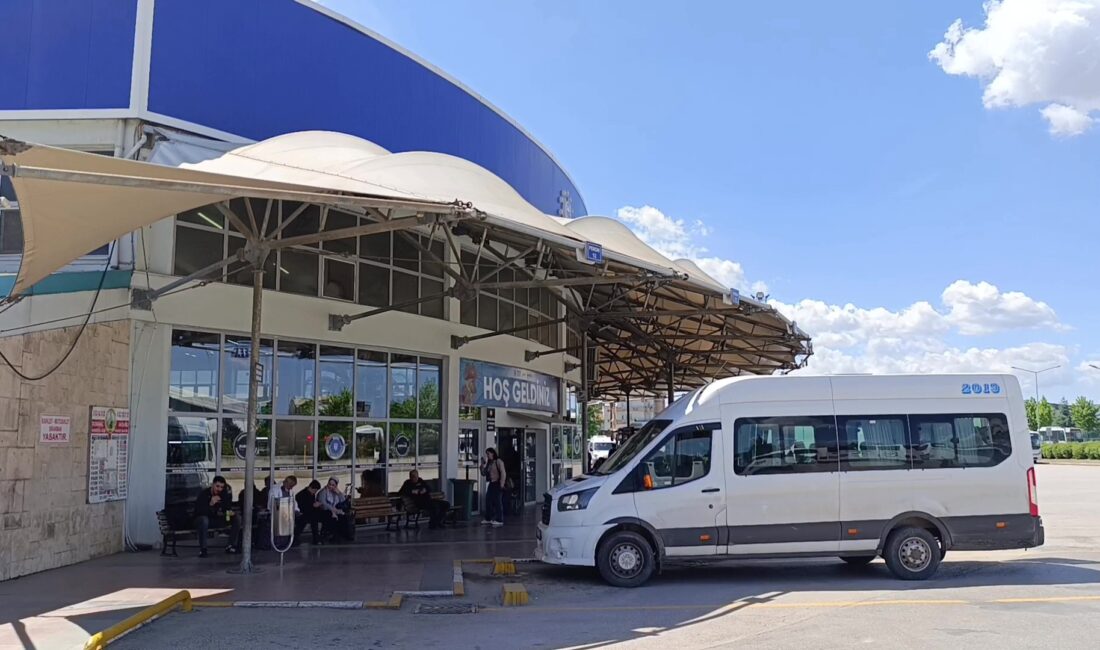 Bursa’nın İnegöl ilçesinde, şehirlerarası otobüs terminalindeki bir bankta unutulan çanta