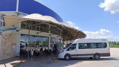 Bursa’nın İnegöl ilçesinde, şehirlerarası otobüs terminalindeki bir bankta unutulan çanta