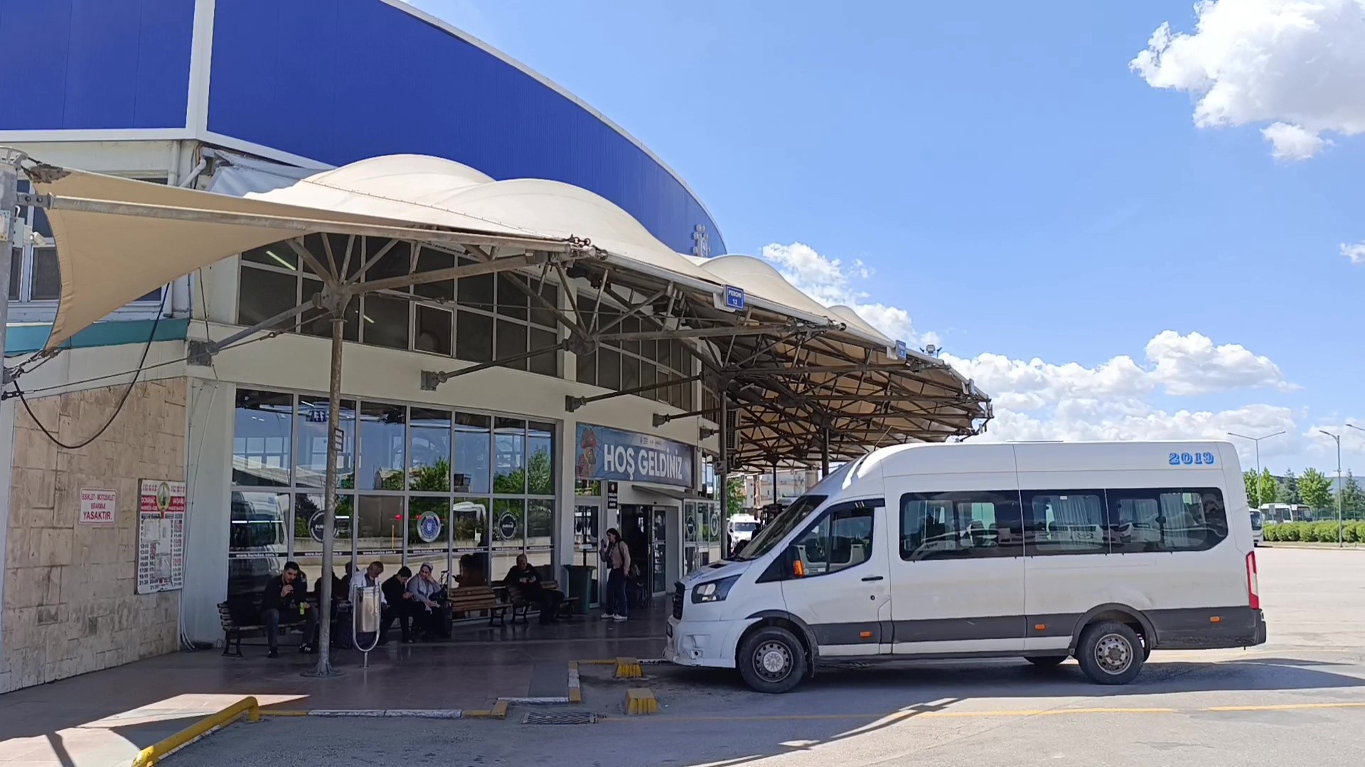 Bursa’nın İnegöl ilçesinde, şehirlerarası otobüs terminalindeki bir bankta unutulan çanta