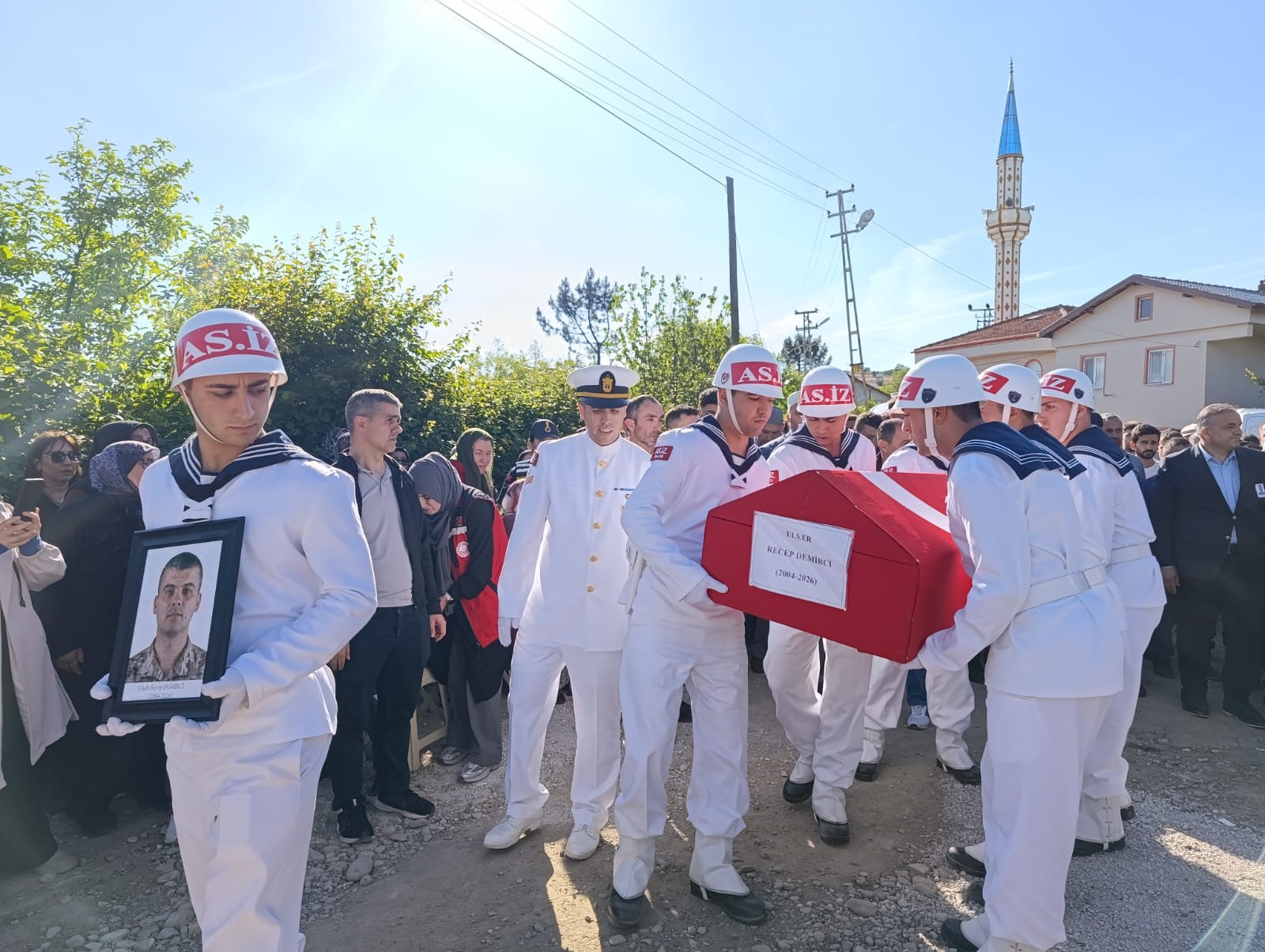 İzmir'de vatani görevini ifa ettiği sırada aniden rahatsızlanarak kaldırıldığı hastanede