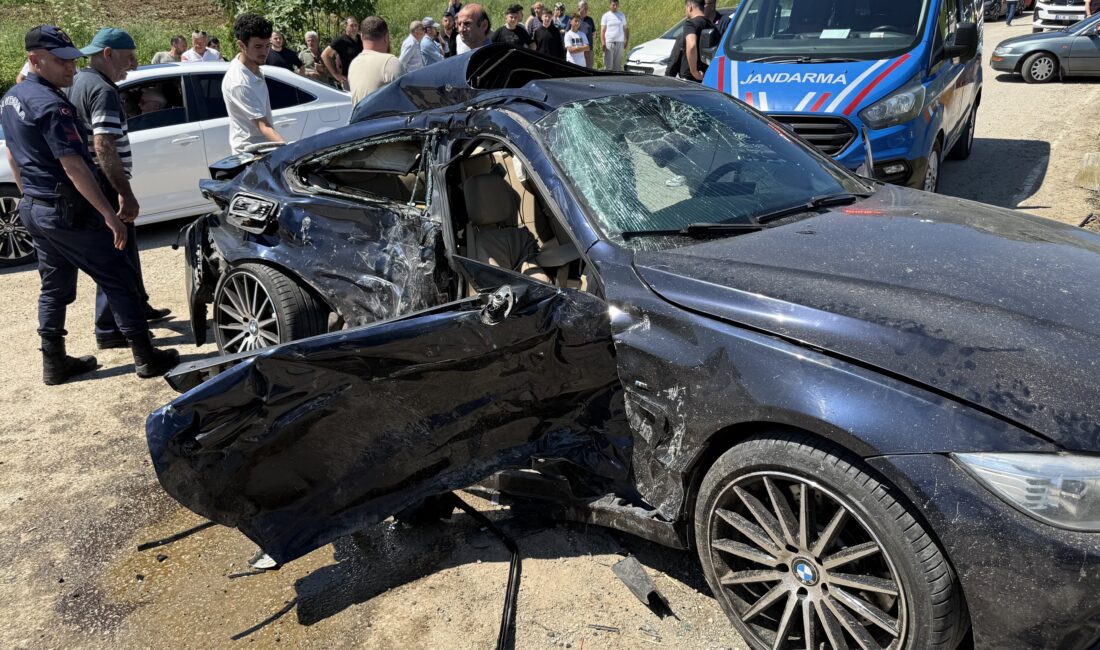Sakarya'nın Kaynarca ilçesinde otomobil ile hafif ticari aracın çarpışması sonucu