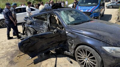 Sakarya'nın Kaynarca ilçesinde otomobil ile hafif ticari aracın çarpışması sonucu