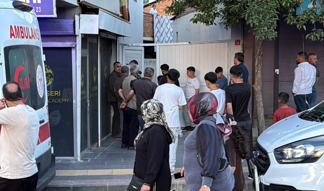 Diyarbakır’ın Kayapınar ilçesinde tek katlı müstakil bir evin bahçesinde bir