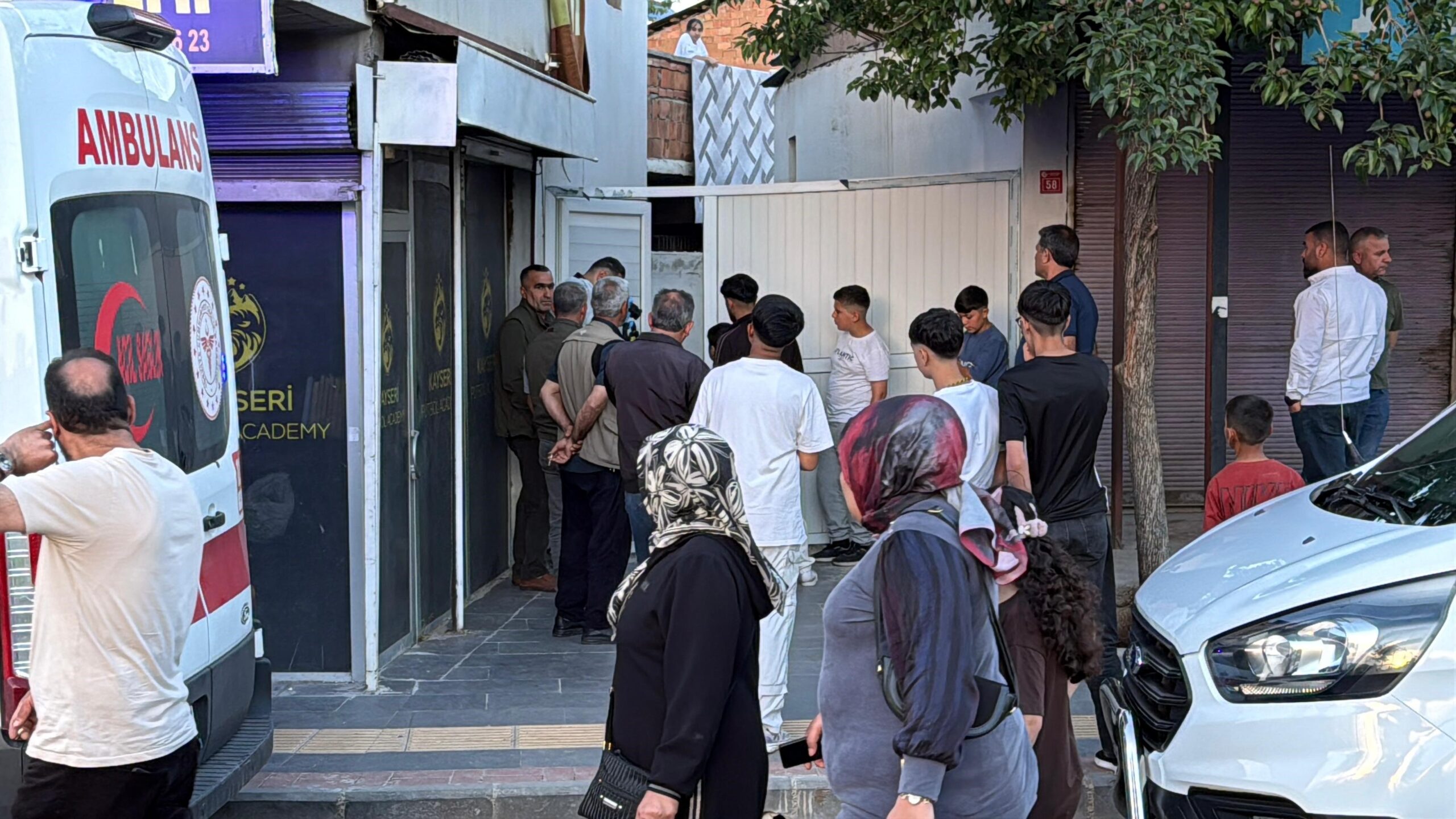 Diyarbakır’ın Kayapınar ilçesinde tek katlı müstakil bir evin bahçesinde bir