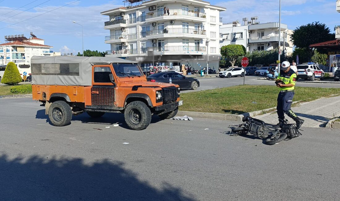 Antalya'nın Manavgat ilçesinde bir tur aracının motorlu bisiklete (motosiklet) çarpması