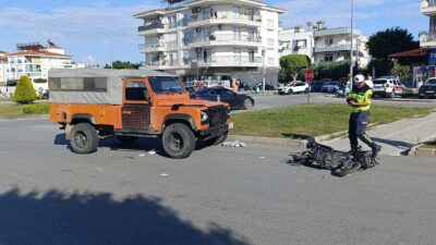 Antalya'nın Manavgat ilçesinde bir tur aracının motorlu bisiklete (motosiklet) çarpması