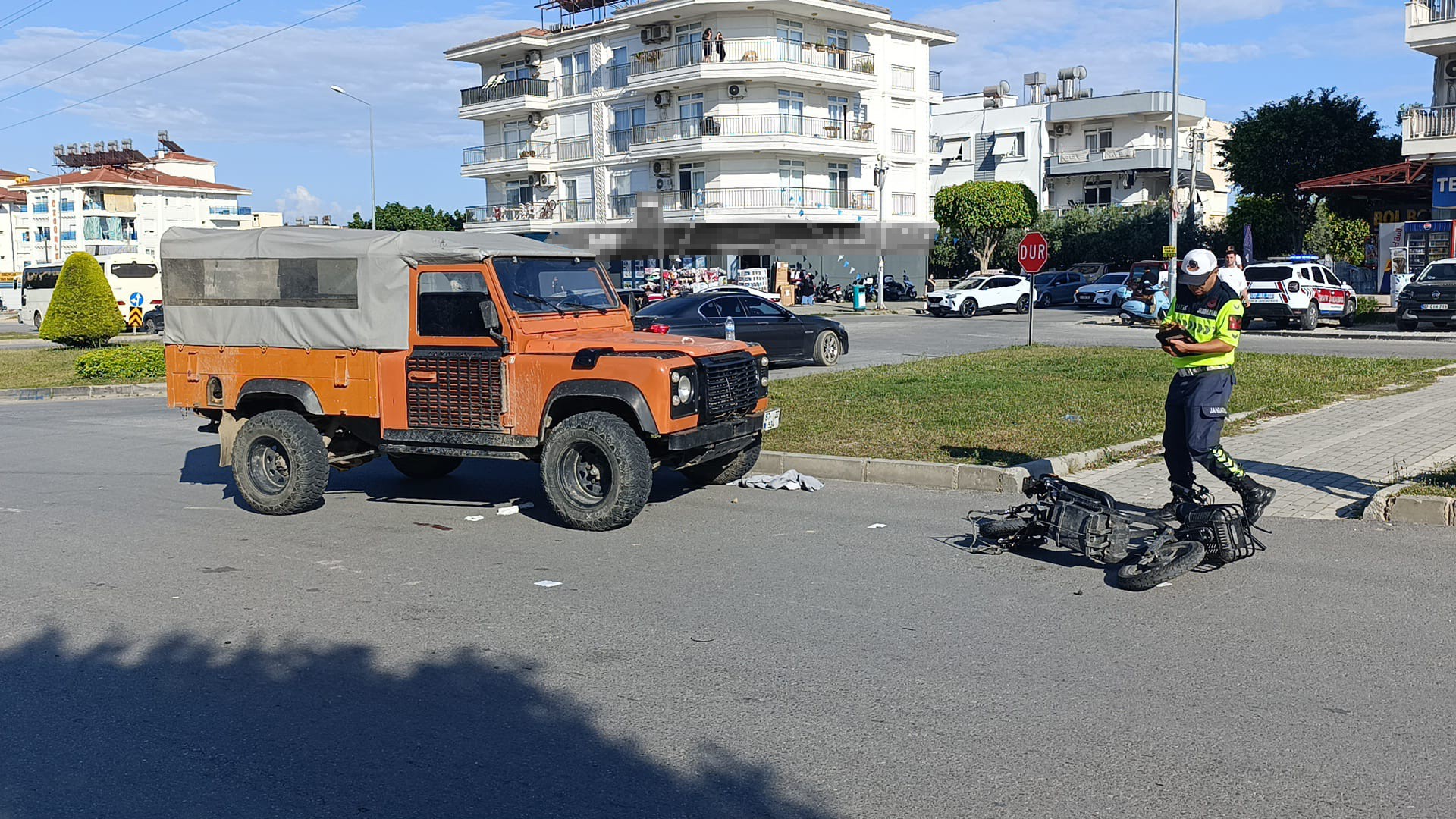 Antalya'nın Manavgat ilçesinde bir tur aracının motorlu bisiklete (motosiklet) çarpması
