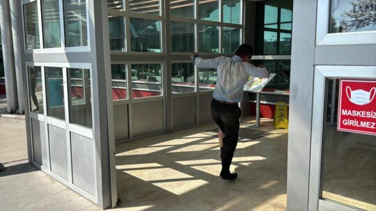  Afyonkarahisar'da kurban keserken yaralanan acemi kasaplar acil servislere başvurdu.
