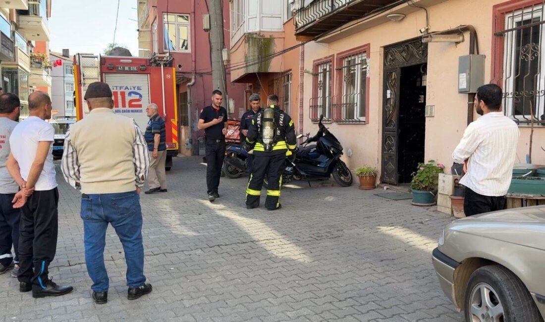 Kocaeli'nin İzmit ilçesinde, apartman dairesinden yayılan ağır kokulardan şüphelenen komşuların