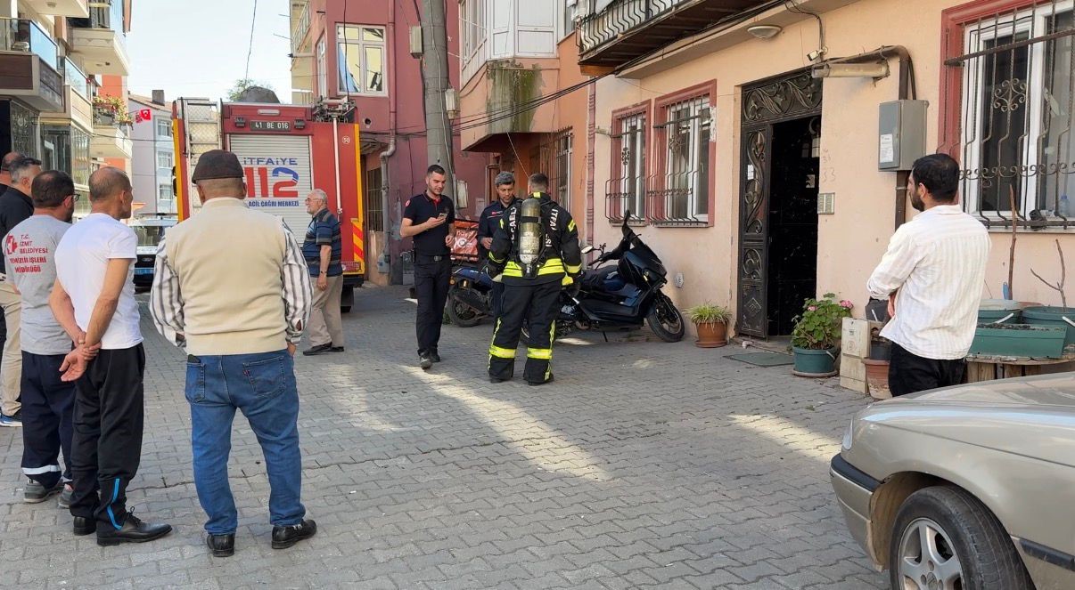 Kocaeli'nin İzmit ilçesinde, apartman dairesinden yayılan ağır kokulardan şüphelenen komşuların