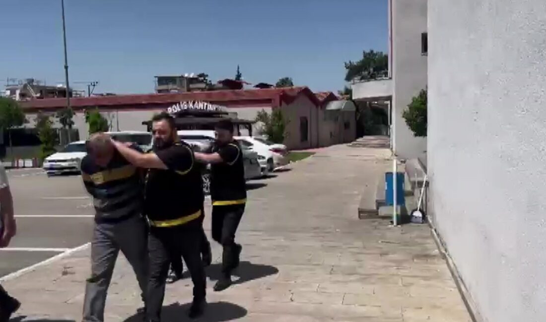 Adana'da seyir halindeki bir kamyonetin kasasına tırmanarak yaklaşık 40 kilogram