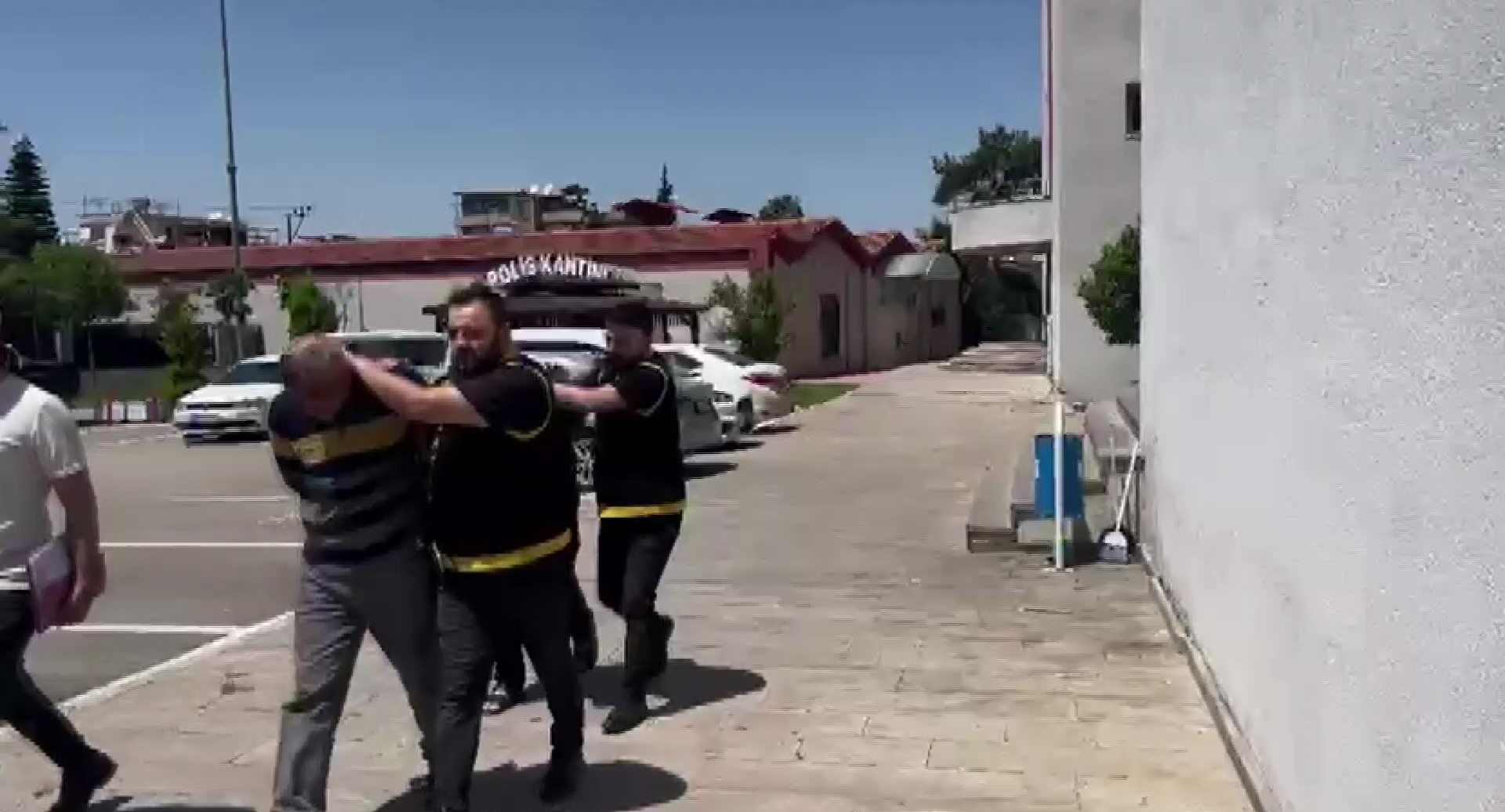 Adana'da seyir halindeki bir kamyonetin kasasına tırmanarak yaklaşık 40 kilogram