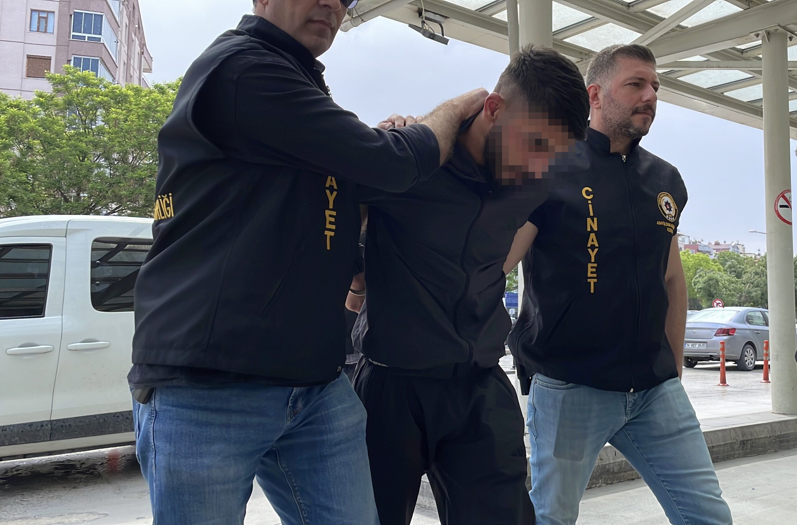 Konya'da annesinin erkek arkadaşını tabancayla vurarak öldüren zanlı, sevk edildiği