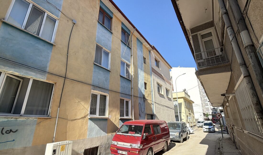 Eskişehir’in Tepebaşı ilçesinde, sabah saatlerinde eşi tarafından mutfakta hareketsiz bir