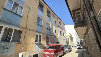 Eskişehir’in Tepebaşı ilçesinde, sabah saatlerinde eşi tarafından mutfakta hareketsiz bir