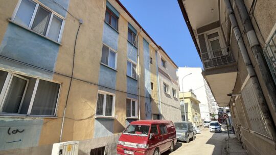 Eskişehir’in Tepebaşı ilçesinde, sabah saatlerinde eşi tarafından mutfakta hareketsiz bir