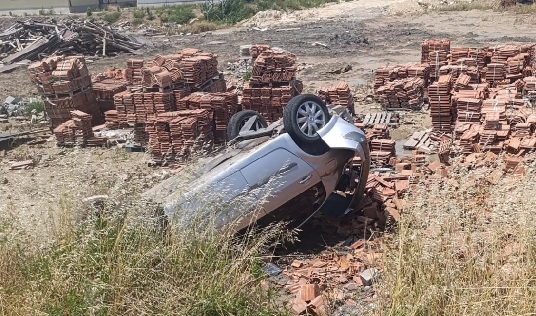 Hatay’ın Reyhanlı ilçesinde sollama yaptığı esnada motosiklete çarpan otomobil takla