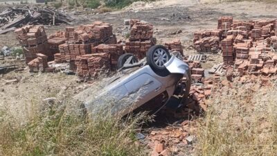 Hatay’ın Reyhanlı ilçesinde sollama yaptığı esnada motosiklete çarpan otomobil takla