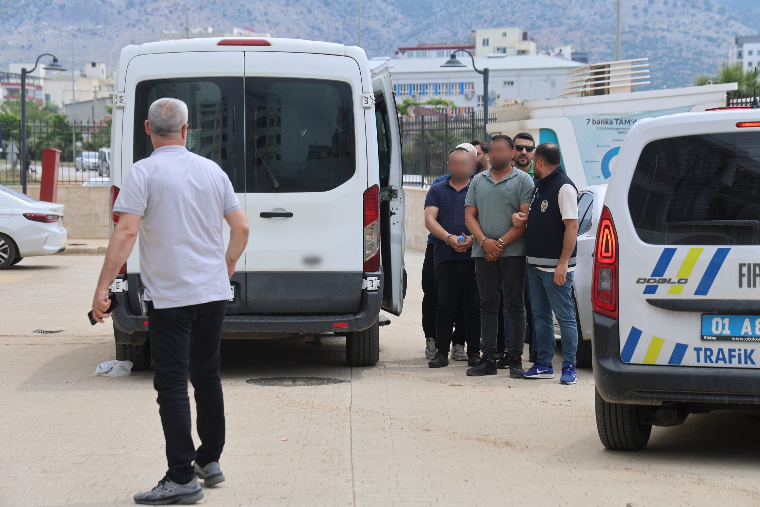 Adana’nın Kozan ilçesinde arazi anlaşmazlığı nedeniyle iki grup arasında çıkan