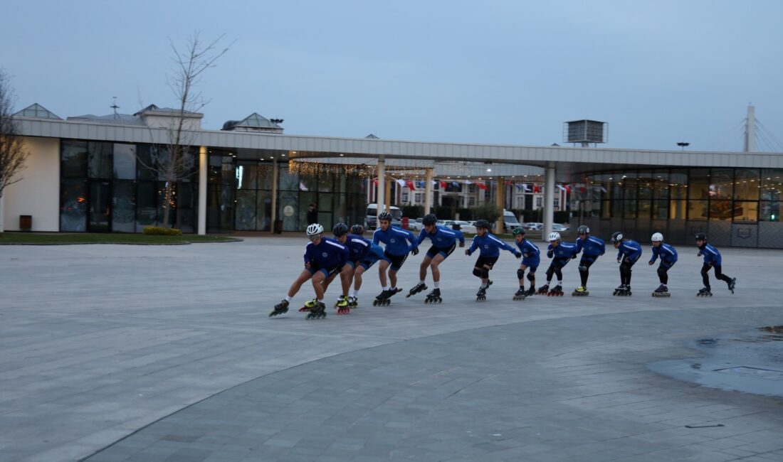 Kağıtspor'un tekerlekli sürat pateni sporcuları, katıldıkları Türkiye Kulüpler Şampiyonası'nda ikinci