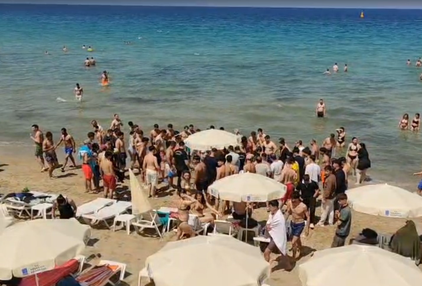 Aydın'ın Kuşadası ilçesine kruvaziyer gemiyle gelen ve denizde boğulma tehlikesi