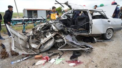 Kırıkkale'de iki otomobilin çarpışması neticesinde meydana gelen trafik kazasında ilk