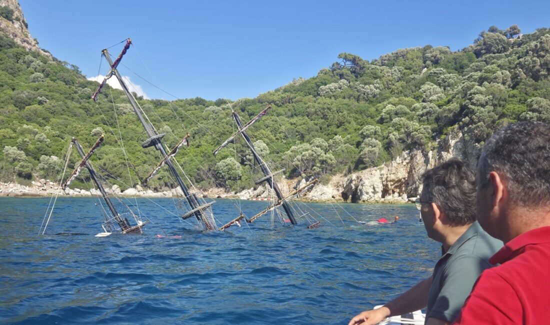 Muğla'nın Marmaris ilçesinde Akvaryum Koyu'nda batan gezi teknesindeki 110 yolcu,