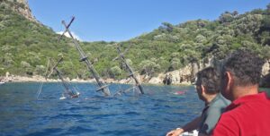 Muğla'nın Marmaris ilçesinde Akvaryum Koyu'nda batan gezi teknesindeki 110 yolcu,