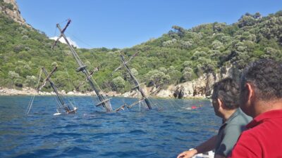 Muğla'nın Marmaris ilçesinde Akvaryum Koyu'nda batan gezi teknesindeki 110 yolcu,