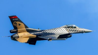 Türk Hava Kuvvetleri'nin gösteri ekibi SOLOTÜRK, İstanbul'un fethi kutlamaları kapsamında