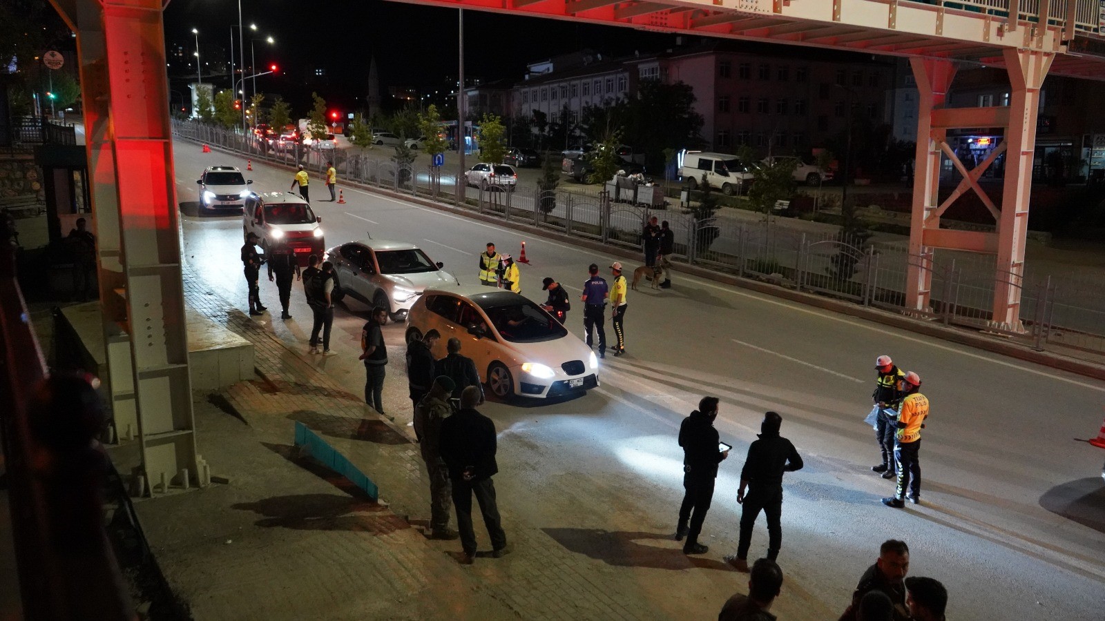 Emniyet Müdürü Volkan Sazak'ın bizzat yönettiği arama çalışmalarında 12 mahallede