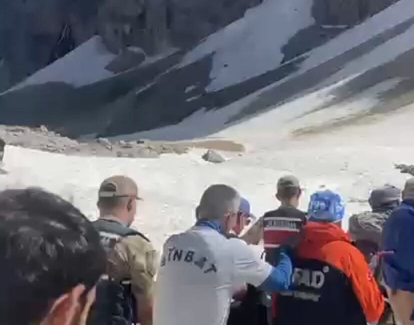Tunceli’nin Ovacık ilçesinde bulunan Kırk Merdiven Şelalesi'nde mahsur kalan vatandaş,