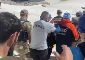 Tunceli’nin Ovacık ilçesinde bulunan Kırk Merdiven Şelalesi'nde mahsur kalan vatandaş,