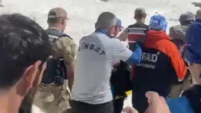 Tunceli’nin Ovacık ilçesinde bulunan Kırk Merdiven Şelalesi'nde mahsur kalan vatandaş,