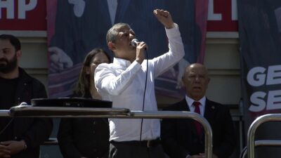 Cumhuriyet Halk Partisi (CHP) Ankara İl Başkanlığı önünde konuşan Özgür