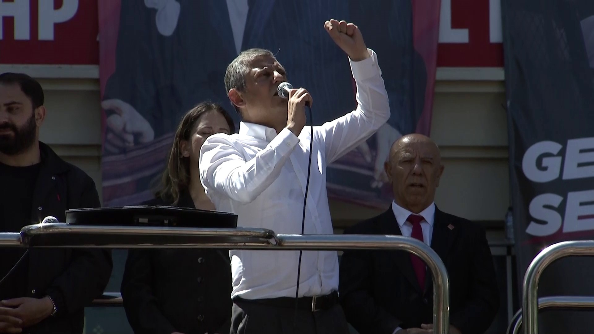 Cumhuriyet Halk Partisi (CHP) Ankara İl Başkanlığı önünde konuşan Özgür