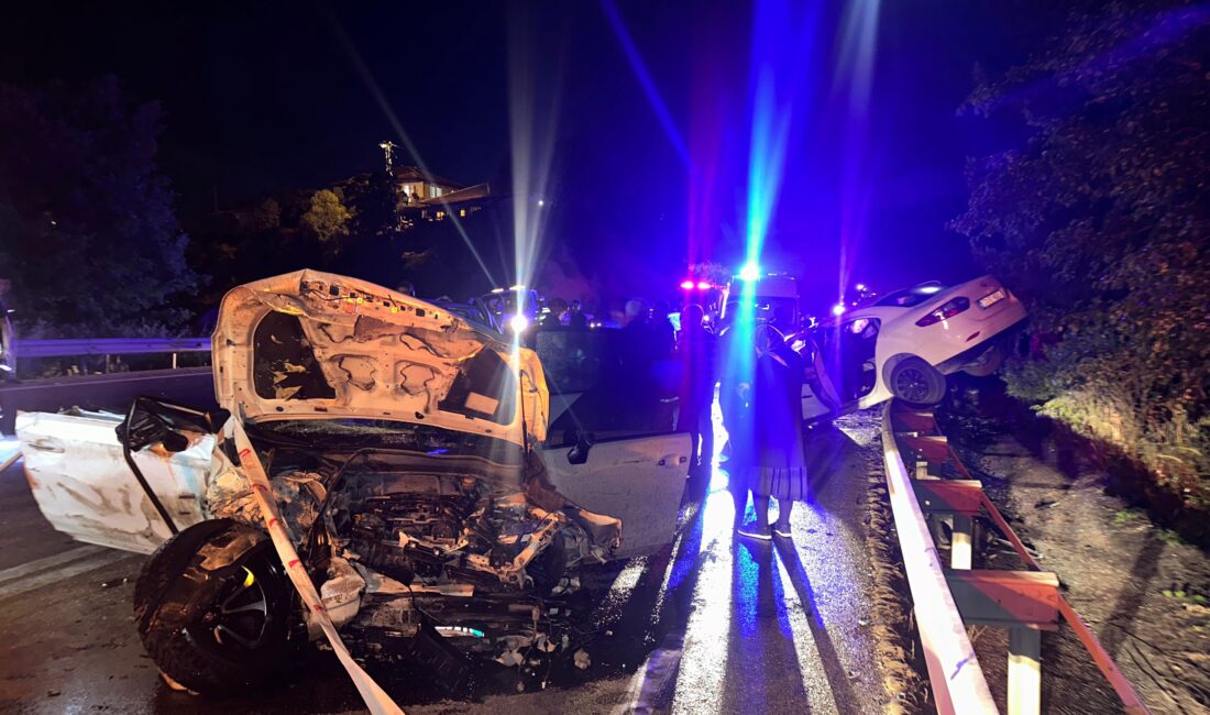 Burdur'un Bucak ilçesinde meydana gelen 4 araçlı zincirleme trafik kazasında