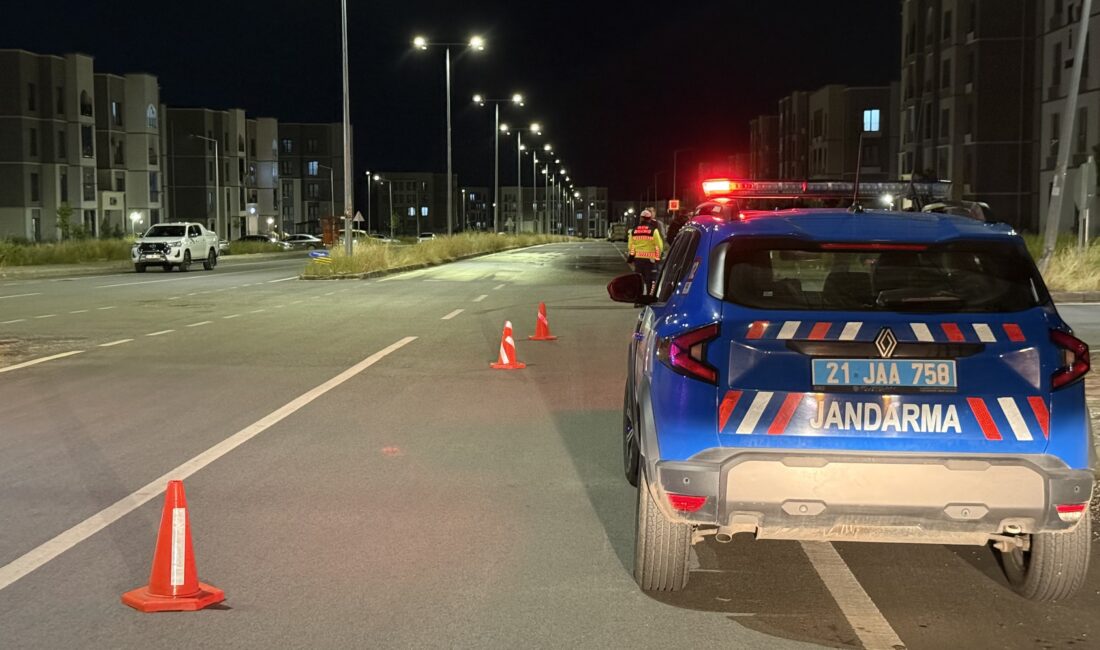 Diyarbakır’ın merkez Bağlar ilçesinde halk otobüsü ile otomobilin çarpıştığı kazada