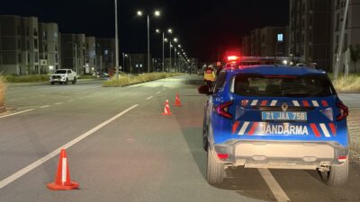 Diyarbakır’ın merkez Bağlar ilçesinde halk otobüsü ile otomobilin çarpıştığı kazada