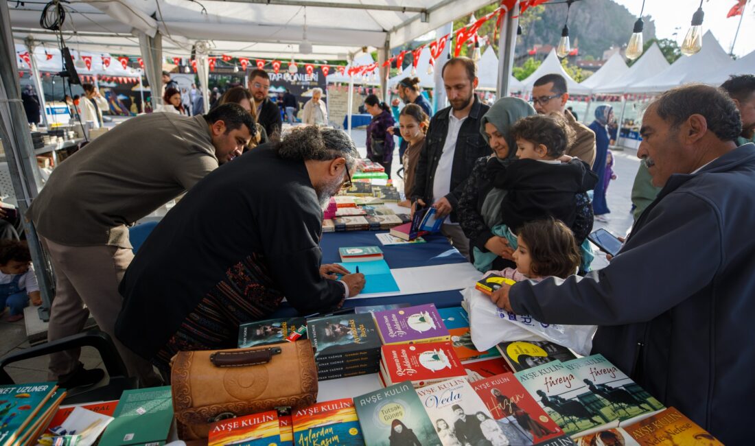 Afyonkarahisar Belediyesi tarafından düzenlenen Kitap Günleri etkinliği, yazarları ve kitapseverleri
