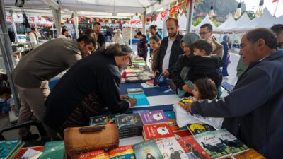 Afyonkarahisar Belediyesi tarafından düzenlenen Kitap Günleri etkinliği, yazarları ve kitapseverleri
