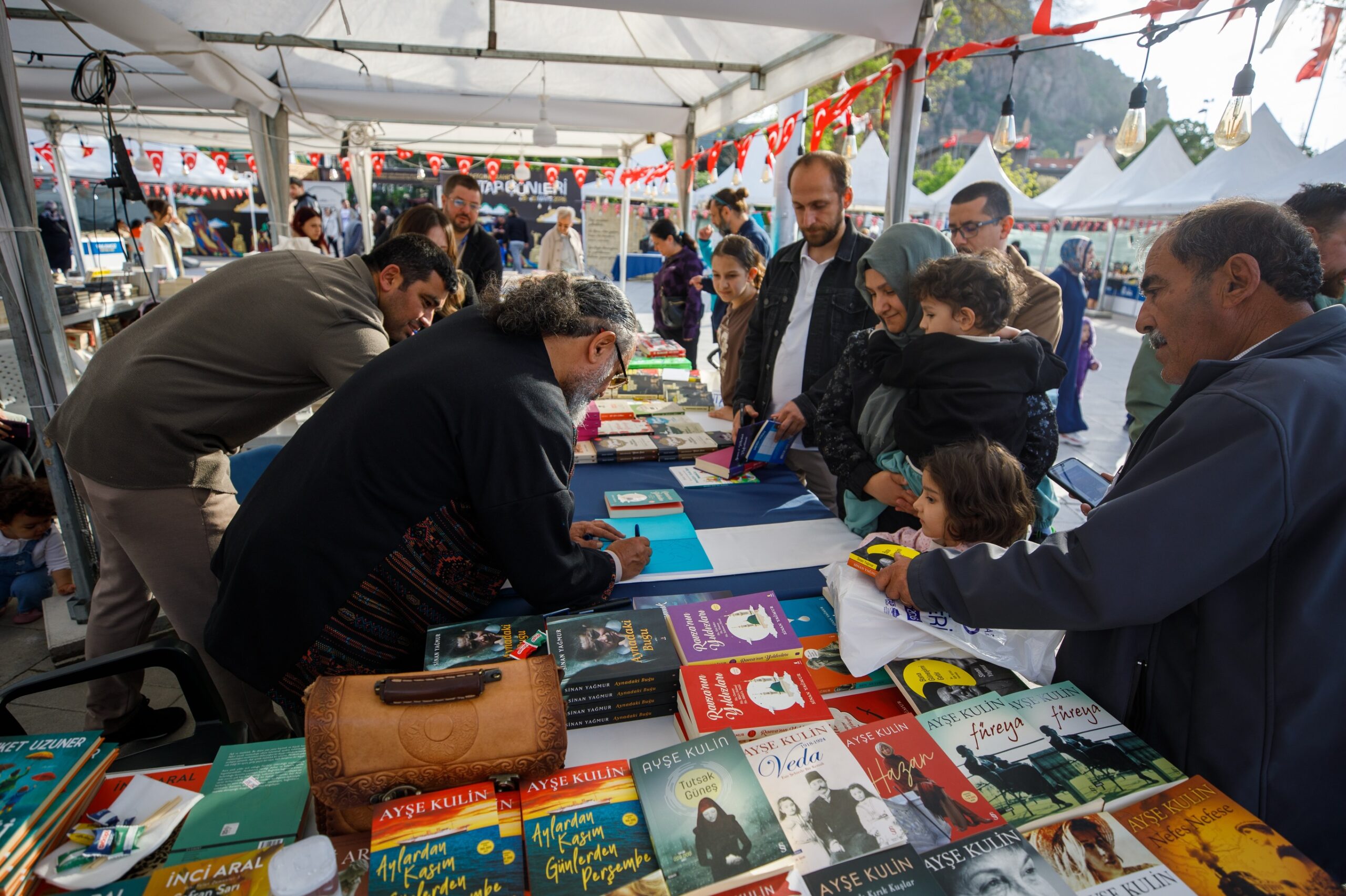 Afyonkarahisar Belediyesi tarafından düzenlenen Kitap Günleri etkinliği, yazarları ve kitapseverleri