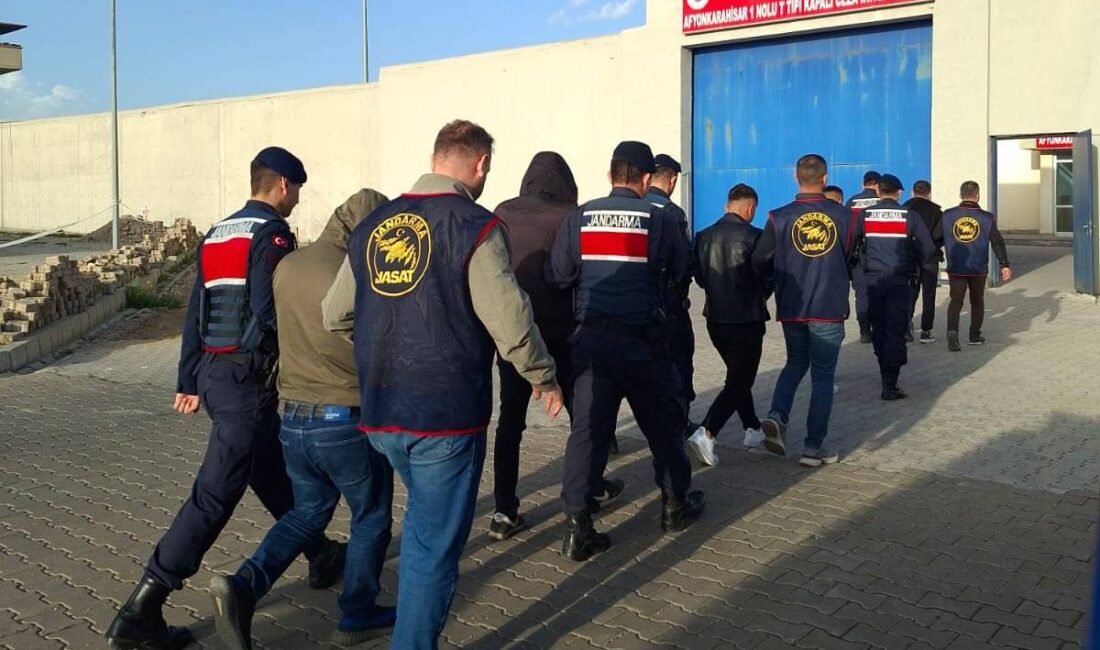Afyonkarahisar’da güvenlik güçlerinin yürüttüğü çalışmalar kapsamında aranan şahıslar tek tek