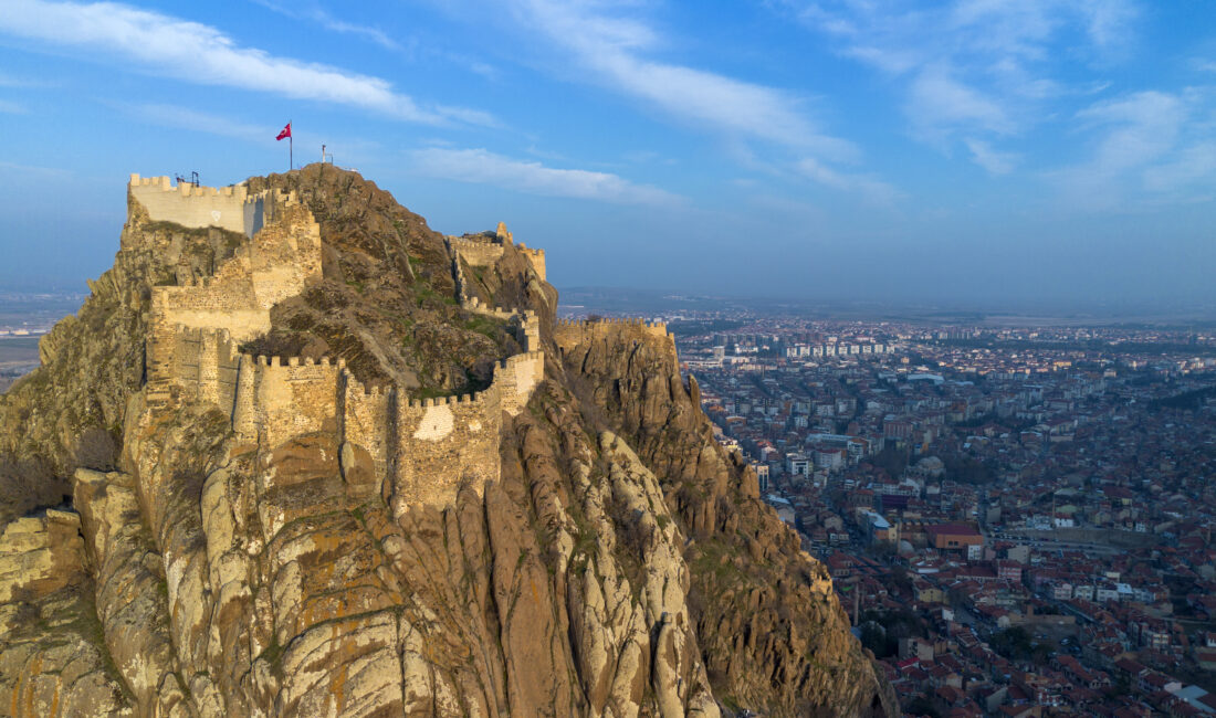 Güne yağmur yağışı ile başlayan Afyonkarahisar’da hava sıcaklıkları da hissedilir