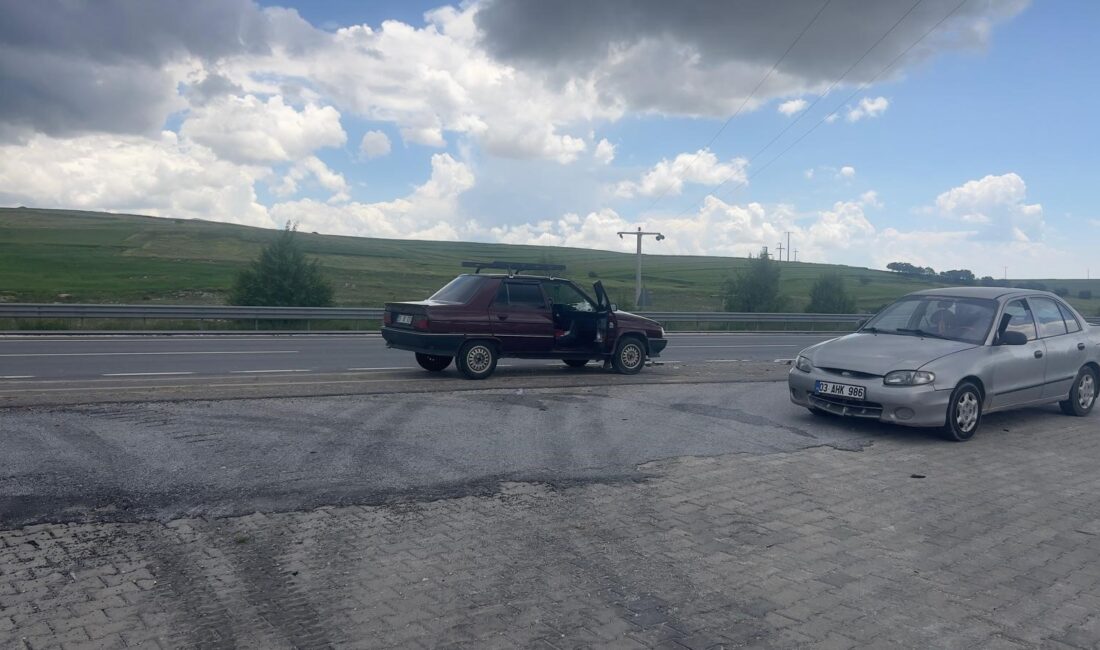 Afyonkarahisar'da akaryakıt istasyonuna girmek için yavaşlayan otomobile arkadan gelen aracın