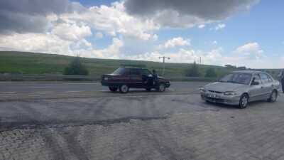 Afyonkarahisar'da akaryakıt istasyonuna girmek için yavaşlayan otomobile arkadan gelen aracın