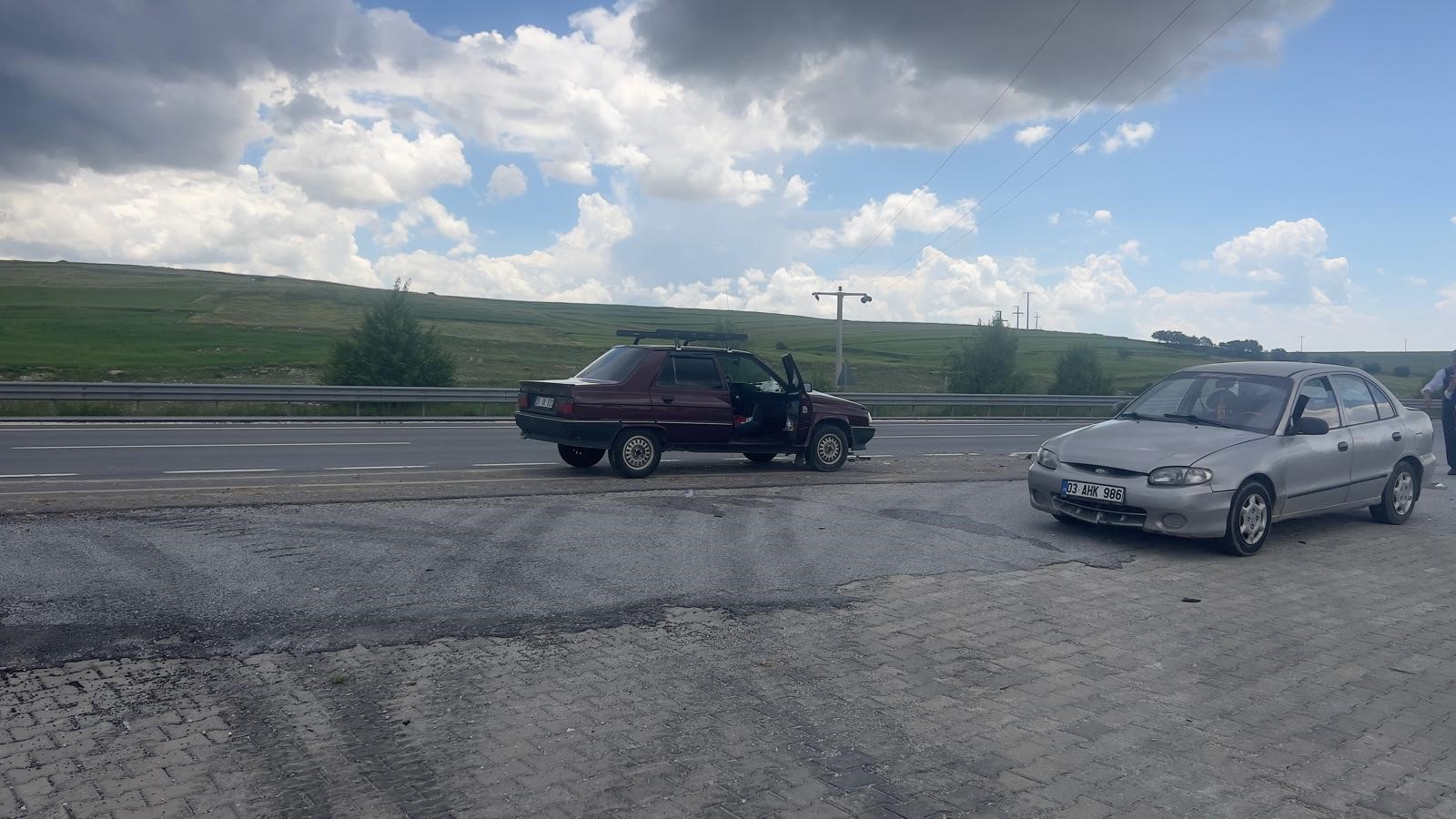 Afyonkarahisar'da akaryakıt istasyonuna girmek için yavaşlayan otomobile arkadan gelen aracın
