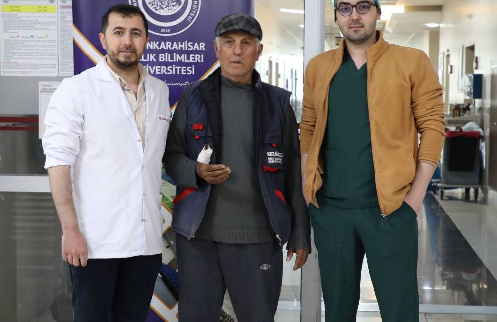 Antalya’nın Kumluca ilçesindeki evinde sağ el baş parmağında kopma derecesine