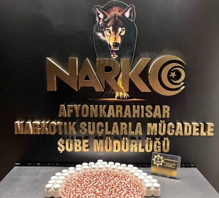 Afyonkarahisar’da İl Emniyet Müdürlüğü ekiplerince gerçekleştirilen uygulama noktasında durdurulan bir